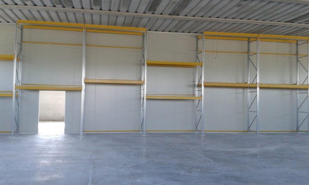 Esempio di parete divisoria con scaffalatura porta pallets