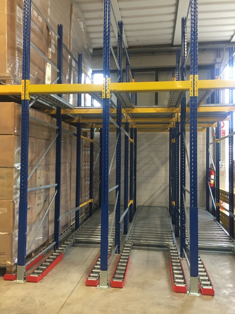 Esempio di scaffalatura porta pallets con rulliere inclinate
